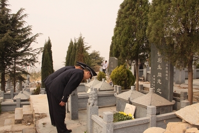 缅怀伟人承浩气   祭扫英烈铸忠诚