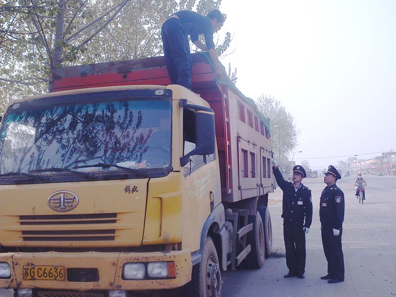 赣榆交通集中整治运料车抛撒