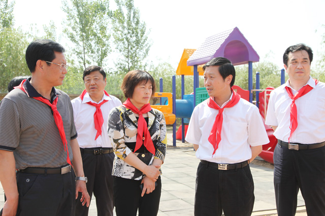 县领导“六一”节慰问师生