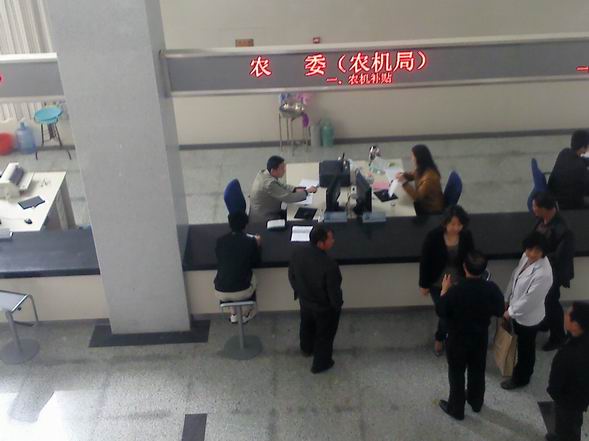县行政服务中心农委窗口新增加农机便民服务业务
