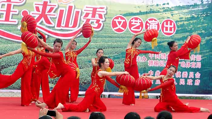 第十三届“赣榆风情”举办“钟灵班庄夹山秀”专场广场文艺演出