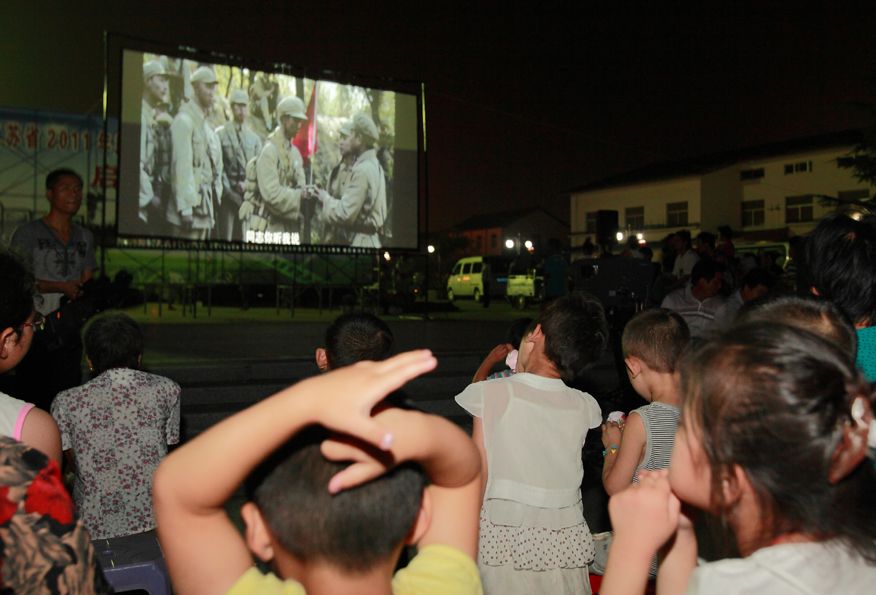 赣榆县开展“移动情”百场电影进社区活动