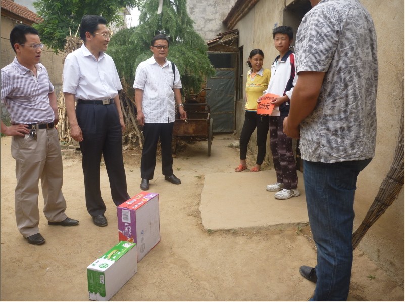 赣榆县环保局到帮扶薄弱村慰问贫困儿童