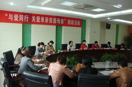 县红十字会“博爱月”关爱单亲贫困母亲