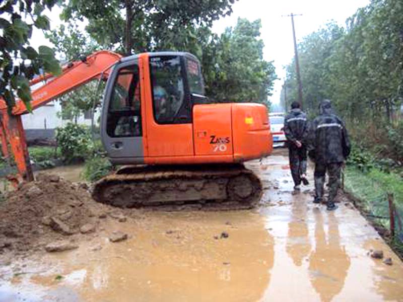 赣榆罗阳交管所冒雨巡查 及时抢修受损农路