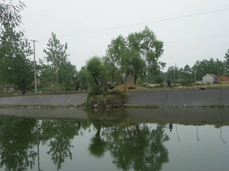 赣榆县环保局帮助帮扶村修复“连心路”