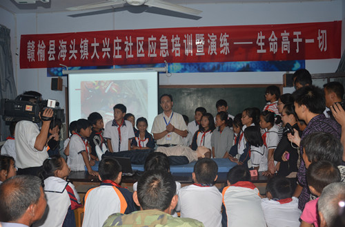 县红十字会举行救护演练纪念世界急救日