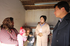 县红十字会慰问困难家庭