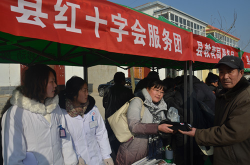 县红十字会积极参加 “三下乡”活动