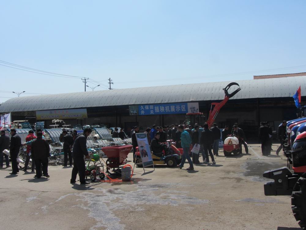 农机局：举办农机具展示演示会