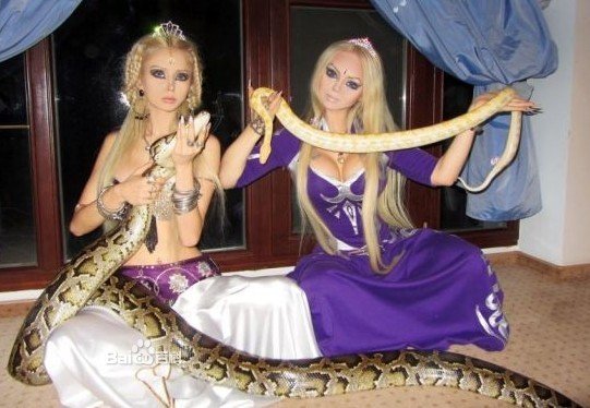 乌克兰母女三人整成芭比娃娃 网友直呼太逆天(多图)