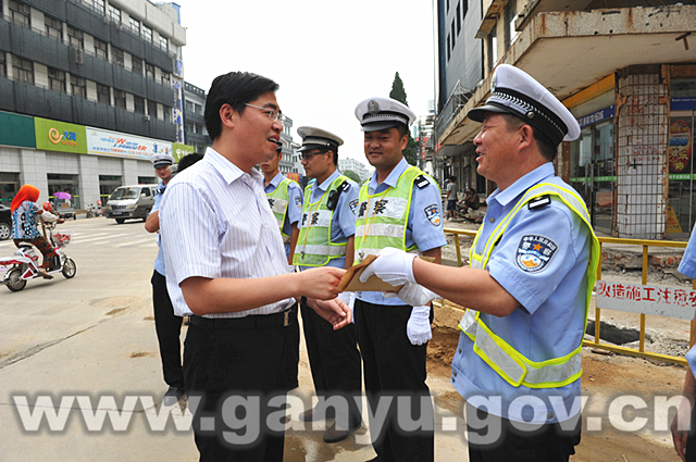 曹卫东慰问一线工作者