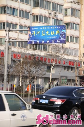 济南交通指示牌宣传商业广告 道路安全隐患多