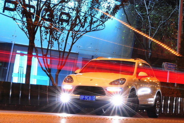 兄弟别介意闪你灯！借过一下先