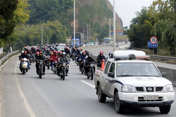 躲开恼人的春运高峰 骑摩托车回家