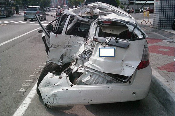 本田飞度撞到稀烂 小车安全性问题需关注